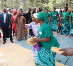Su Majestad la Reina a la salida de la Facultad de Medicina de Ziguinchor durante la actuación de un grupo de música y danza tradicional
