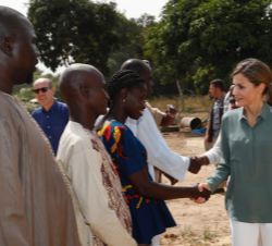 Su Majestad la Reina a su llegada a la granja agroecológica familiar "Naatangué", recibe el saludo de la beneficiaria del proyecto de la AEC