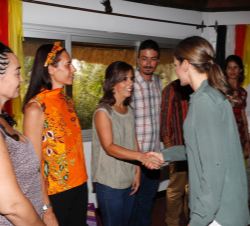 Su Majestad la Reina saluda a los cooperantes con proyectos en la zona de Casamance