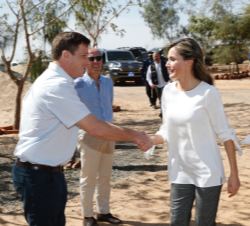 Su Majestad la Reina recibe el saludo del representante de la Agencia Andaluza de Cooperación en la República del Senegal, Pablo Domínguez