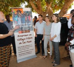 Doña Letizia recibe una breve explicación de la visita, a cargo del cofundador y director ejecutivo de la ONG Village Pilote