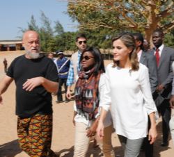 Doña Letizia durante el recorrido por las instalaciones del centro de acogida, formación y reinserción