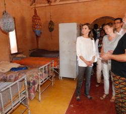 Doña Letizia en uno de los dormitorios de beneficiarios