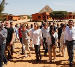 Doña Letizia durante el recorrido por las instalaciones del centro de acogida, formación y reinserción
