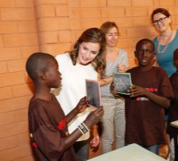 Doña Letizia con los niños del aula infantil