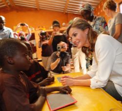 Doña Letizia con los niños del aula infantil durante la clase diaria