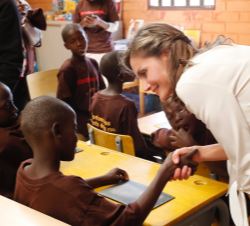 Doña Letizia con los niños del aula infantil durante la clase diaria