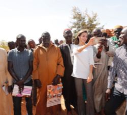 Doña Letizia junto a los asistentes al finalizar la visita al centro de acogida, formación y reinserción