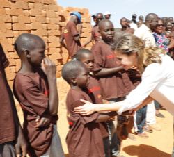 Doña Letizia se despide de los niños al finalizar la visita al centro de acogida, formación y reinserción