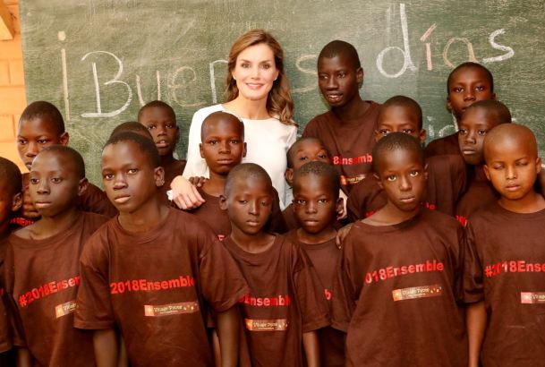 Su Majestad la Reina junto a los niños del centro de acogida, formación y reinserción