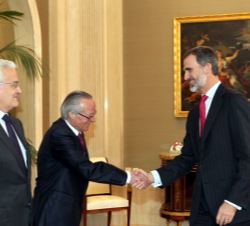 Su Majestad el Rey recibe el saludo del presidente y patrono del CITpax, Josep Piqué