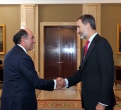Su Majestad el Rey recibe el saludo del presidente de Iberdrola, José Ignacio Sánchez Galán