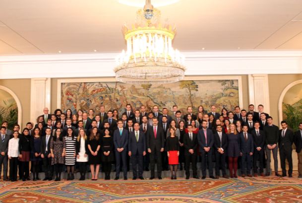 Su Majestad el Rey junto a una representación de estudiantes y jóvenes investigadores ganadores de las Becas Iberdrola 2017