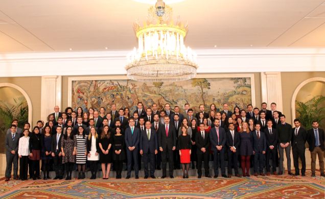 Su Majestad el Rey junto a una representación de estudiantes y jóvenes investigadores ganadores de las Becas Iberdrola 2017