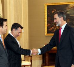 Su Majesad el Rey recibe el saludo de los participantes en la XIX edición del Programa de Líderes Hispanos de Estados Unidos