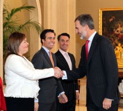 Su Majesad el Rey recibe el saludo de los participantes en la XIX edición del Programa de Líderes Hispanos de Estados Unidos