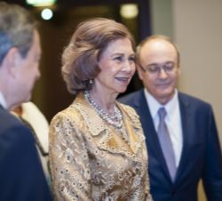 Doña Sofía, con el presidente del Banco Central Europeo, Mario Draghi, y el gobernador del Banco de España, Luis María Linde