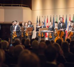 El director y los músicos de la Escuela Superior de Música Reina Sofía reciben el aplauso del público