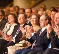 Doña Sofía, las autoridades asistentes y el público aplauden a la orquesta