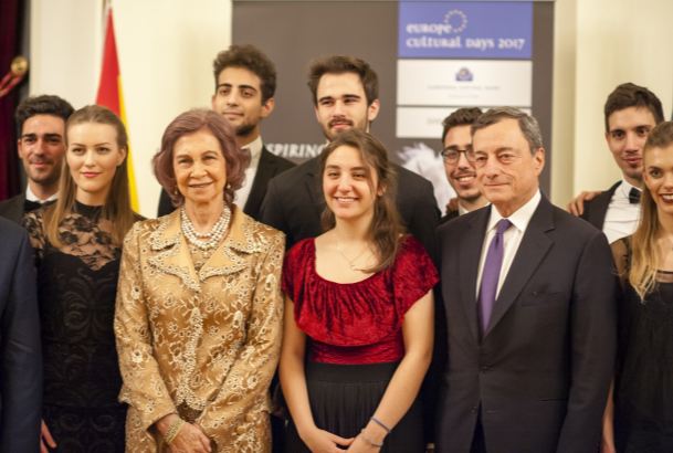 Su Majestad la Reina Doña Sofía y el presidente del Banco Central Europeo, Mario Draghi, con los jóvenes músicos de la Escuela Superior de Música Rein