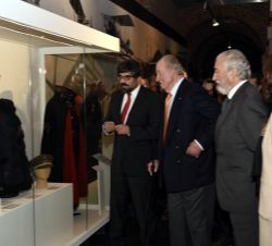 Su Majestad el Rey Don Juan Carlos durante su recorrido por la exposición