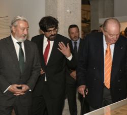 Su Majestad el Rey Don Juan Carlos durante su recorrido por la exposición, junto al secretario de Estado de Infraestructura, Transporte y Vivienda y p