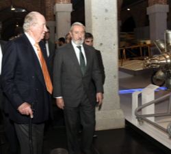 Su Majestad el Rey Don Juan Carlos observa un motor de un avión, junto al secretario de Estado de Infraestructura, Transporte y Vivienda y presidente 