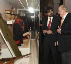 Su Majestad el Rey Don Juan Carlos atiende a las explicaciones del comisario de la exposición, Ángel Sánchez Serrano