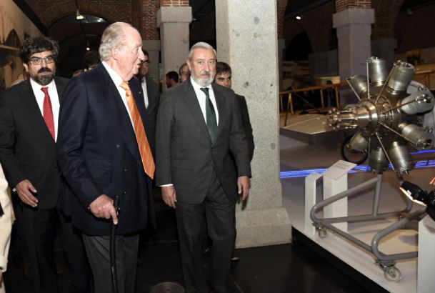 Su Majestad el Rey Don Juan Carlos observa un motor de un avión, junto al secretario de Estado de Infraestructura, Transporte y Vivienda y presidente 