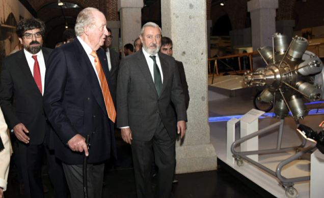 Su Majestad el Rey Don Juan Carlos observa un motor de un avión, junto al secretario de Estado de Infraestructura, Transporte y Vivienda y presidente 