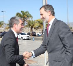 Su Majestasd el Rey recibe el saludo del presidente del Gobierno de Canarias, Fernando Clavijo, a su llegada al Auditorio ExpoMeloneras 