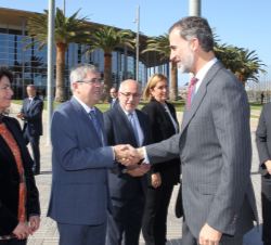 Su Majestasd el Rey recibe el saludo del alcalde del Ayuntamiento de la Villa de San Bartolomé de Tirajana y coorganizador del Foro, Marco Aurelio Pér