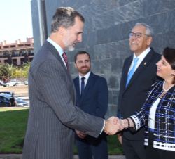 Su Majestasd el Rey recibe el saludo de la ex presidenta de la República del Ecuador y ponente del Foro, Rosalía Artega, a su llegada al Auditorio Exp