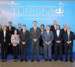 Fotografía de grupo de Su Majestad el Rey con las autoridades, organizadores y ponentes del Foro