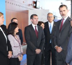 Su Majestad el Rey conversa con las autoridades, organizadores y ponentes del Foro
