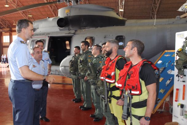 Su Majestad el Rey conversa con personal del Grupo 82 de Fuerzas Aereas