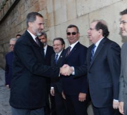 Su Majestad el Rey recibe el saludo del presidente de la Junta de Castilla y León, Juan Vicente Herrera
