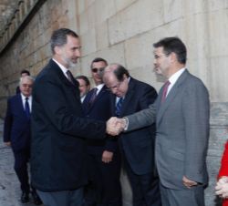 Su Majestad el Rey recibe el saludo del ministro de Justicia, Rafael Catalá