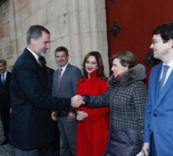Su Majestad el Rey recibe el saludo de la delegada del Gobierno en la Comunidad de Castilla y León, María José Salgueiro