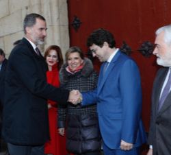 Su Majestad el Rey recibe el saludo del alcalde de Salamanca, Alfonso Fernández Mañueco
