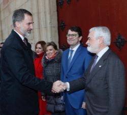 Su Majestad el Rey recibe el saludo del director de la Real Academia Española y presidente de la Asociación de Academias de la Lengua Española, Darío 