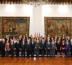 Fotografía de grupo de Su Majestad el Rey antes del inicio de la sesión