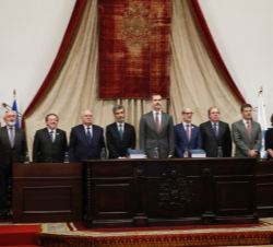 Don Felipe durante la interpretación del Gaudeamus Igitur