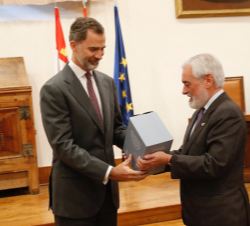 Su Majestad el Rey recibe, de manos del director de la RAE, un ejemplar del Diccionario Panhispánico del Español Jurídico