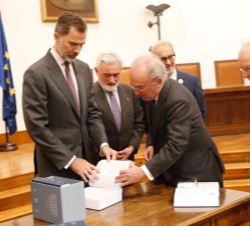 Su Majestad el Rey contempla un ejemplar del Diccionario Panhispánico del Español Jurídico