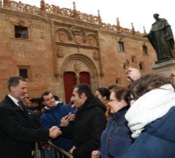 Don Felipe a su salida de la Universidad de Salamanca, ya finalizado el acto