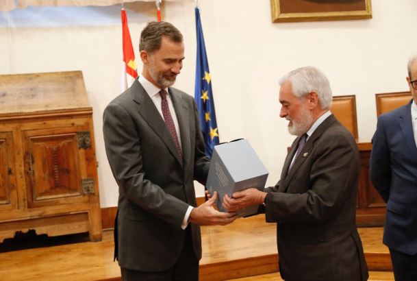 Su Majestad el Rey recibe, de manos del director de la RAE, un ejemplar del Diccionario Panhispánico del Español Jurídico