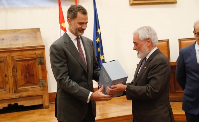 Su Majestad el Rey recibe, de manos del director de la RAE, un ejemplar del Diccionario Panhispánico del Español Jurídico
