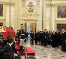 Don Juan Carlos y Doña Sofía ante el féretro del Rey Miguel I de Rumanía
