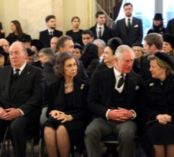 Su Majestad el Rey Don Juan Carlos y Doña Sofía durante el responso que tuvo lugar en el Palacio Real de Bucarest